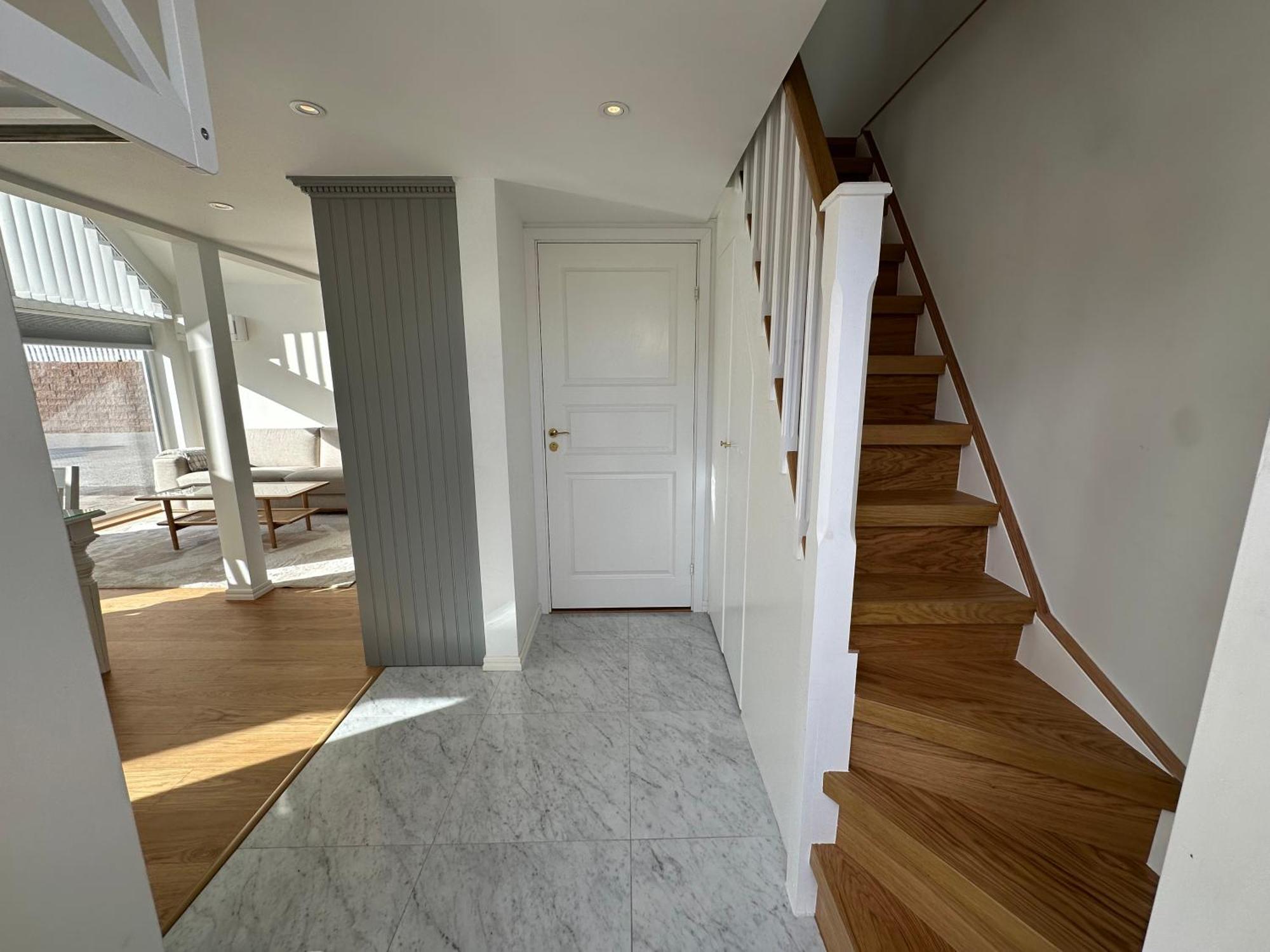 Nikos House;